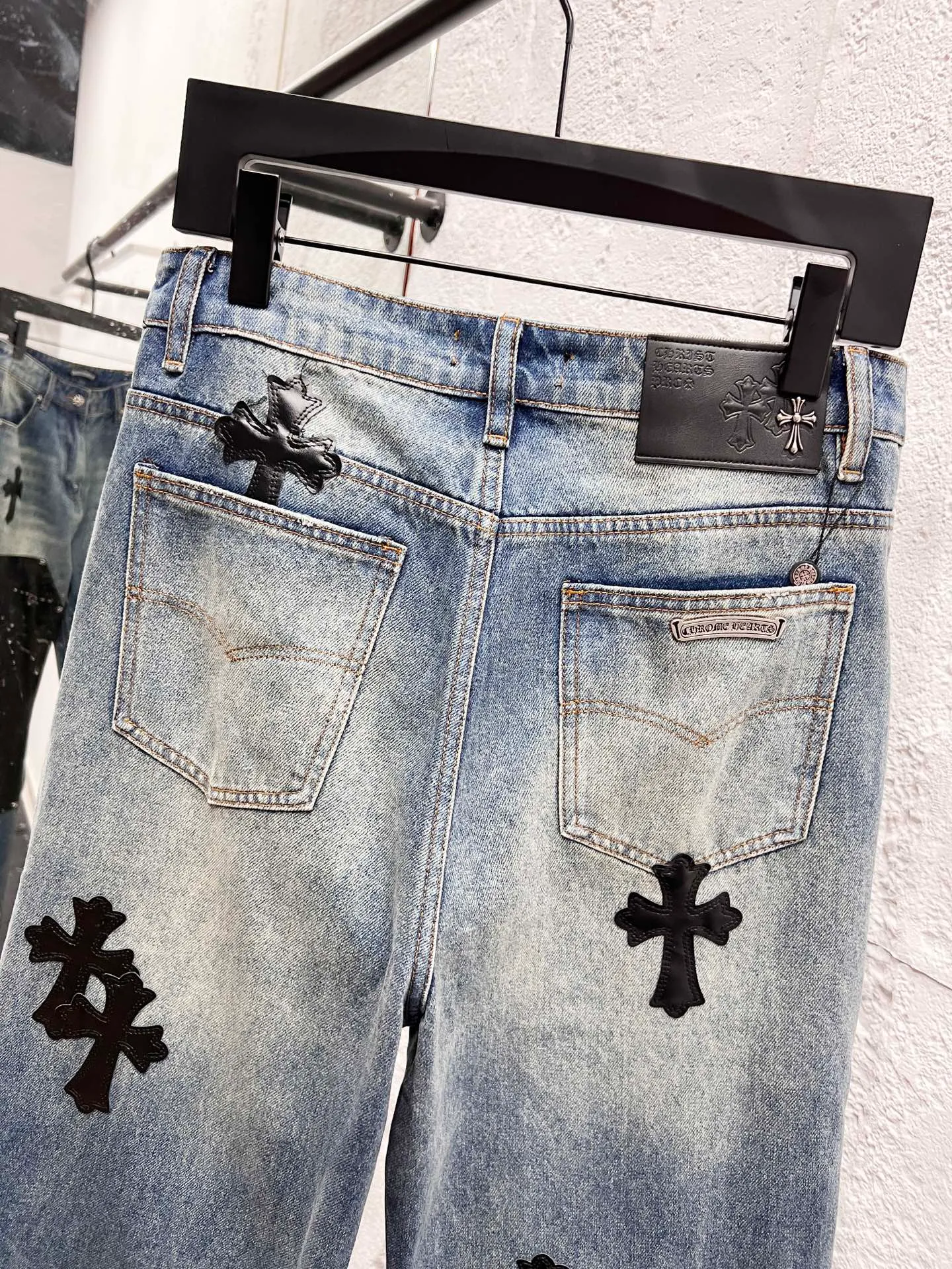 P270 Style number: H927 Chrome hearts & Chrome hearts 25ss black leather cross patch leather jeans Chrome hearts’ logging pants are here! ! ! CH Croix Heart Double Knee Cross Patch Leather Bo1 Style Logging Pants Straight-leg Work Pants B136 Croix Heart Cross Sanskrit Overalls Price 24W Level, patchwork cross pattern embellishment, high-waisted washed jeans! ! Absolutely high-end luxury products, 1.9W level god-level single products, super popular products, made by top heavy industry, not to be missed. About Zangyin, this is an extremely luxurious fashion brand, which can also be called the nobles of the high street. It has always been an exclusive brand of some hipsters or rich second generation. Compared with ordinary high streets, it is more luxurious and noble. Compared with luxury brands, it has a more fashionable personality and has always been a brand that I have a special liking for. Imported yarn is custom-woven into a high-density twill canvas, which ensures a crisp silhouette while also making the fabric feel very delicate. It follows the B01 classic silhouette, with a crisp and stylish upper body. The ready-made garments are stone-ground and fermented and can be matched with any style. Buttons and zinc brushing are washed with genuine YKK retro metal products. Double-layered canvas on the front. Perfect details. All hardware is perfect. Size: 30-32-34-36 Color: blue pants and black leather